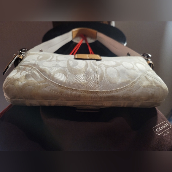 Vintage Coach Bumble Bee with Trim and Buckle Flap - Picture 5 of 8